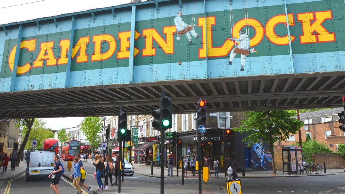 Il ponte ferroviario con la scritta Camden Lock a Camden Town