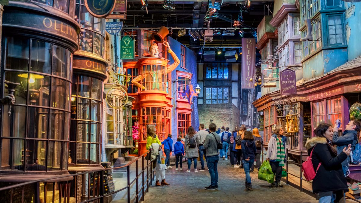 La Diagon Alley agli Studios di Harry Potter a Londra, con le vetrine di Olivander, del Ghirigoro e dei Tiri Vispi Weasley