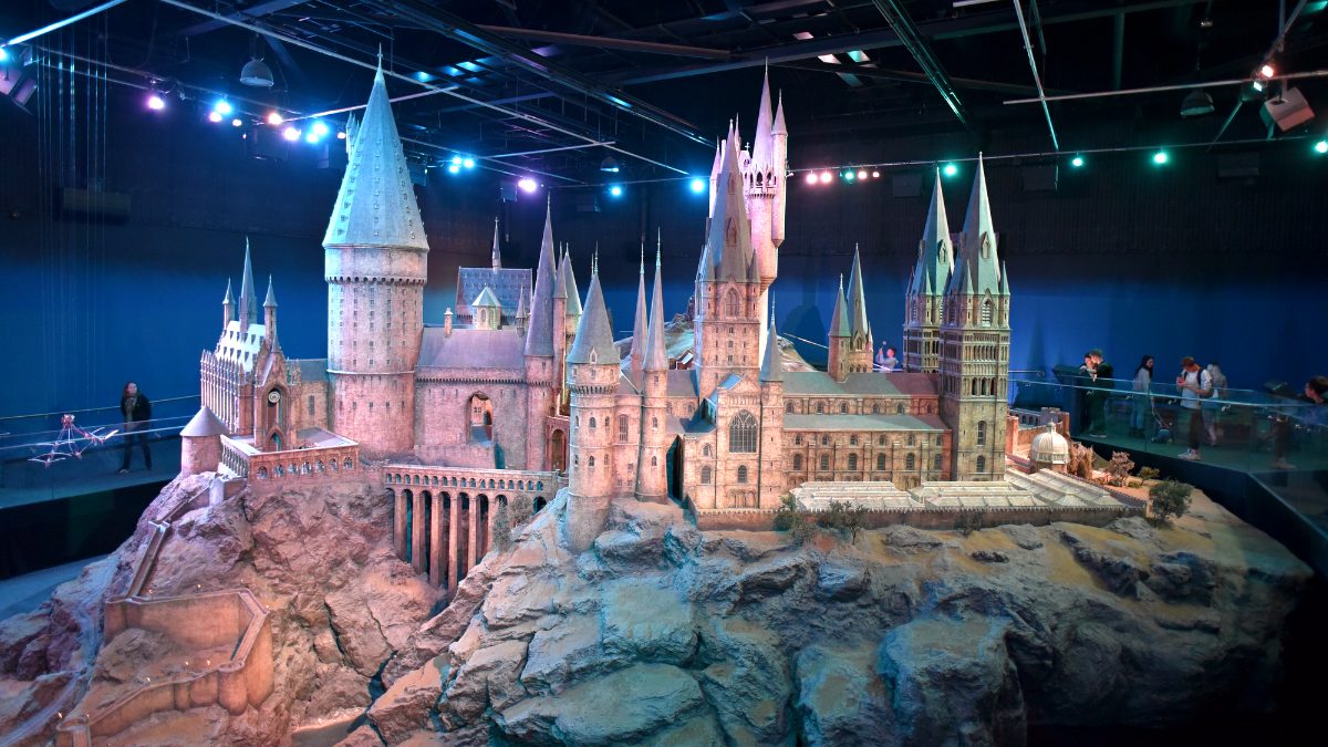 L'enorme modellino di Hogwarts in scala 1:24 illuminato da luci colorate, gran finale del Warner Bros. Studio Tour